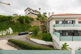 Жилой комплекс Moradia T3 Renovada em Condomínio com Piscina – Monte Estoril
