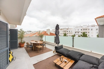Жилой комплекс Moradia T3 Renovada em Condomínio com Piscina – Monte Estoril