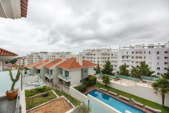 Жилой комплекс Moradia T3 Renovada em Condomínio com Piscina – Monte Estoril