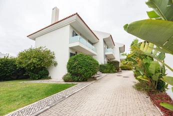 Жилой комплекс Moradia T3 Renovada em Condomínio com Piscina – Monte Estoril