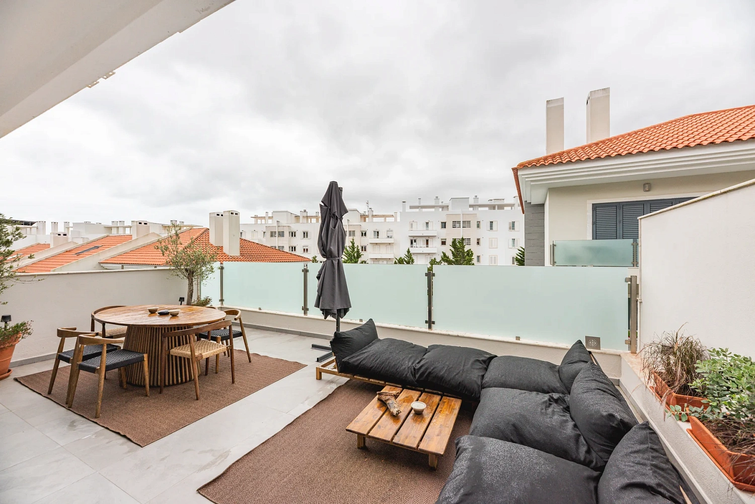 Жилой комплекс Moradia T3 Renovada em Condomínio com Piscina – Monte Estoril