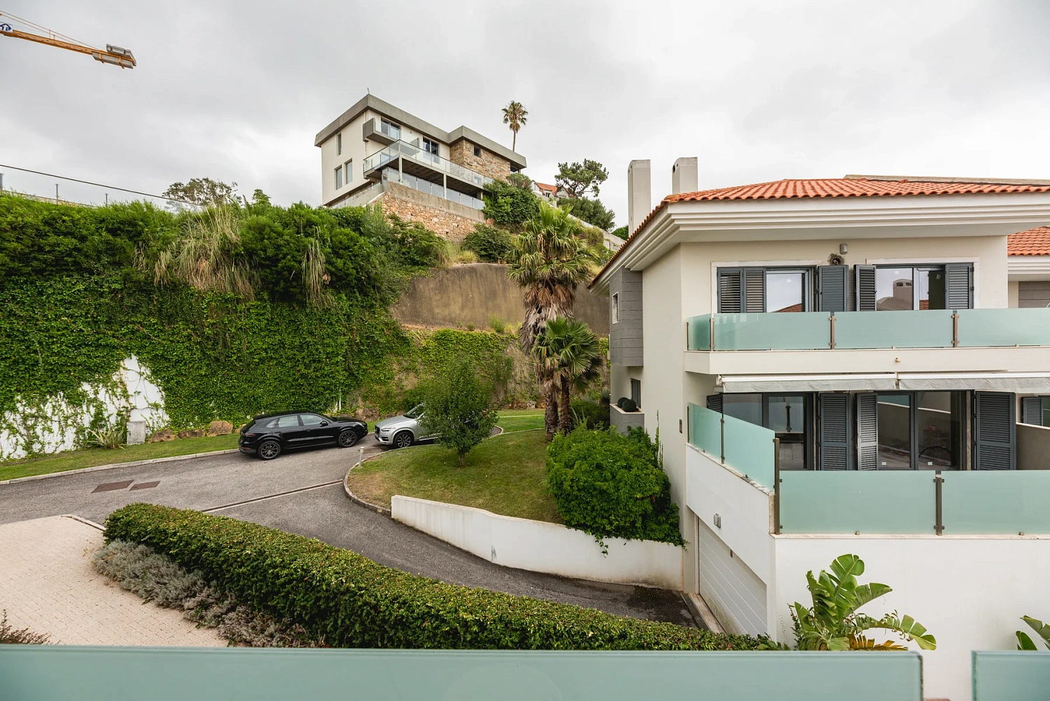 Жилой комплекс Moradia T3 Renovada em Condomínio com Piscina – Monte Estoril