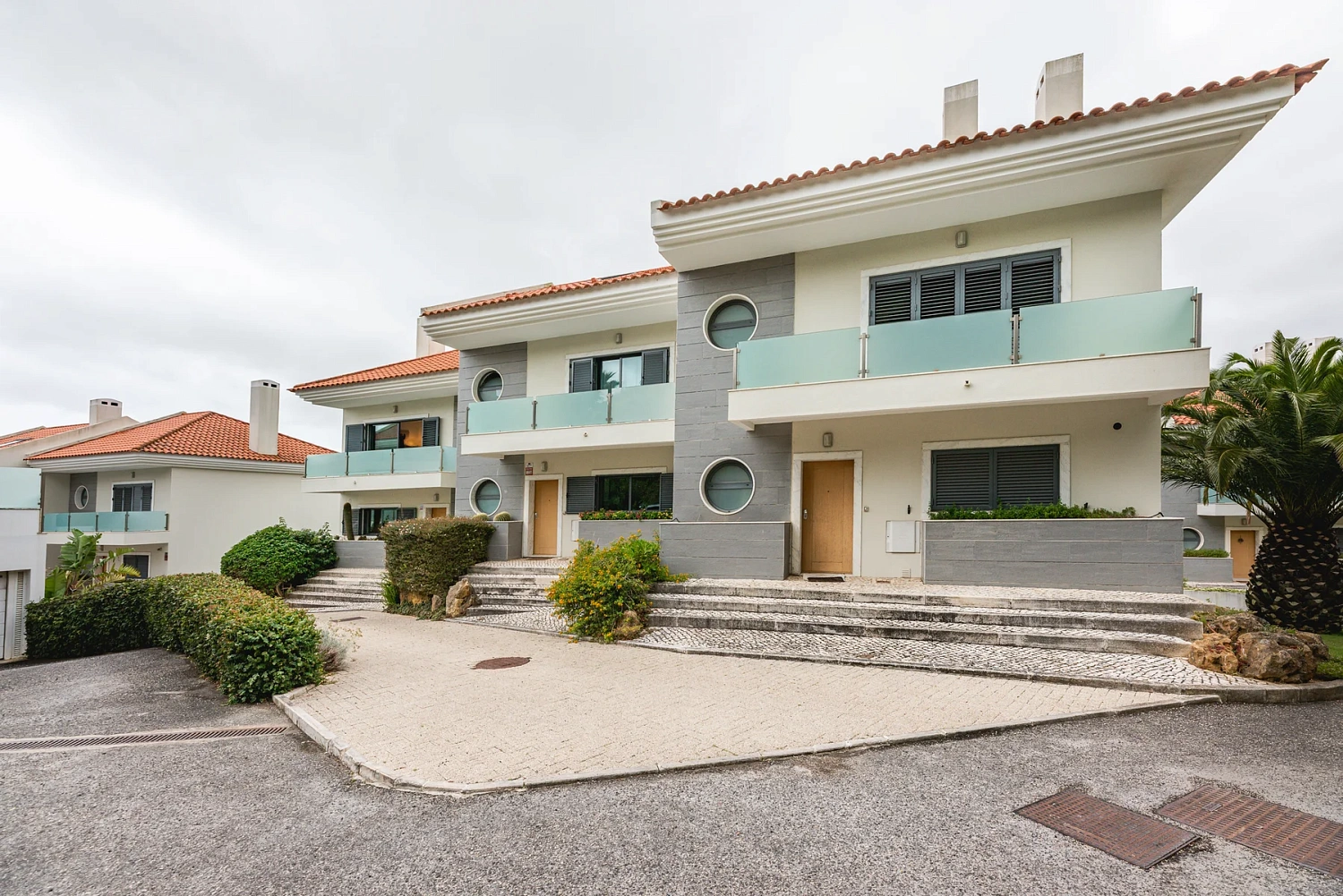 Фото Жилой комплекс Moradia T3 Renovada em Condomínio com Piscina – Monte Estoril