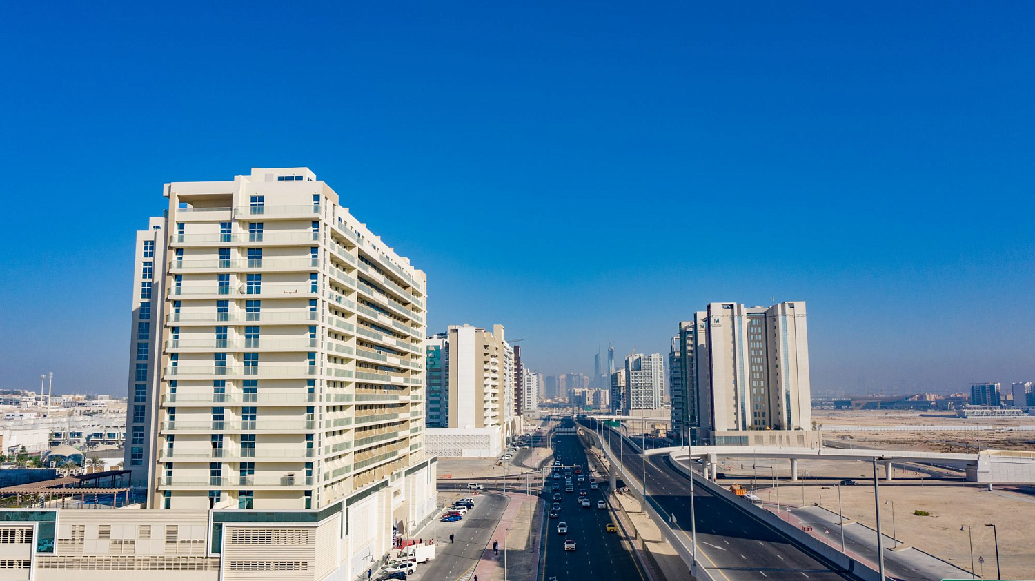 Фото Azizi Plaza