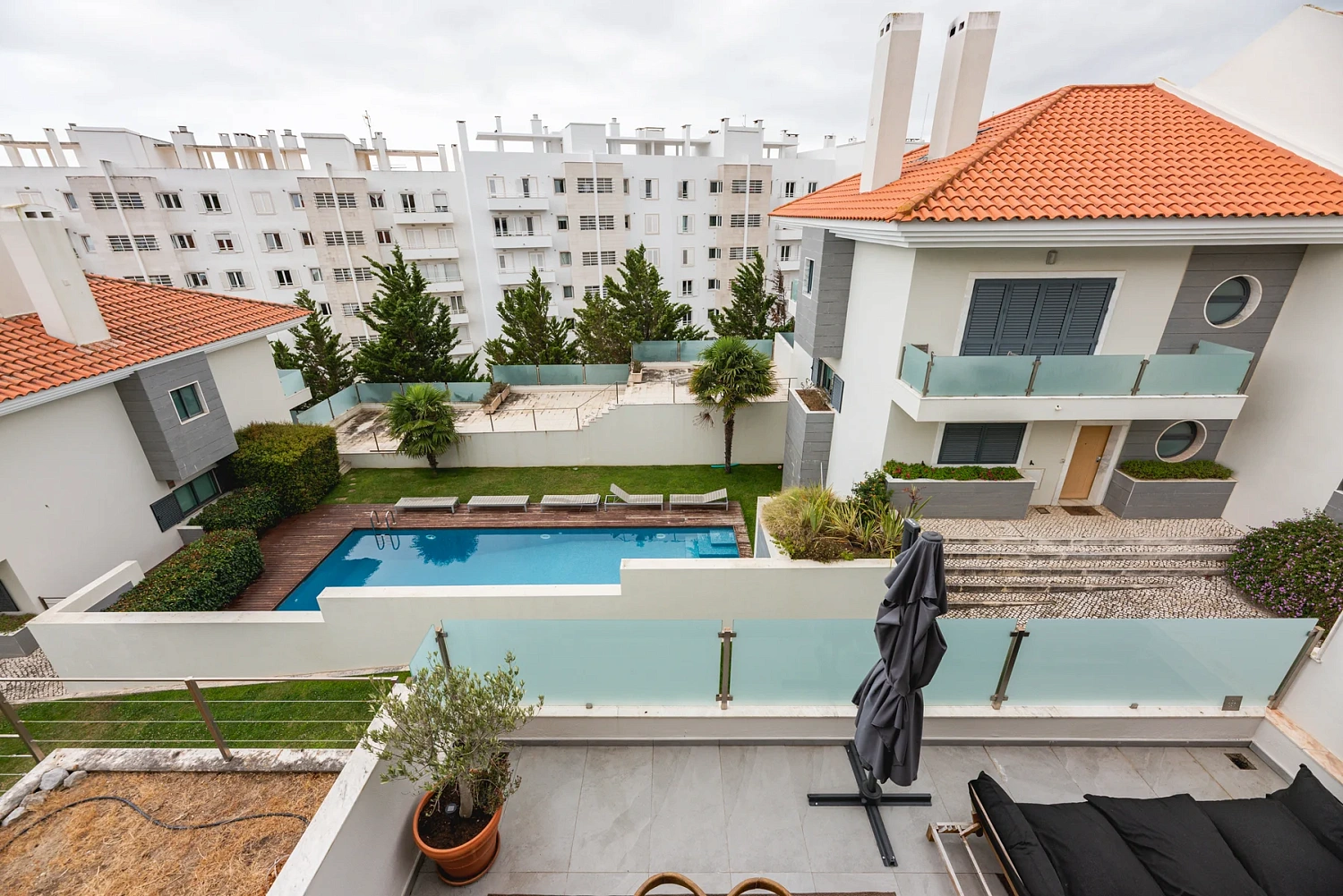 Жилой комплекс Moradia T3 Renovada em Condomínio com Piscina – Monte Estoril