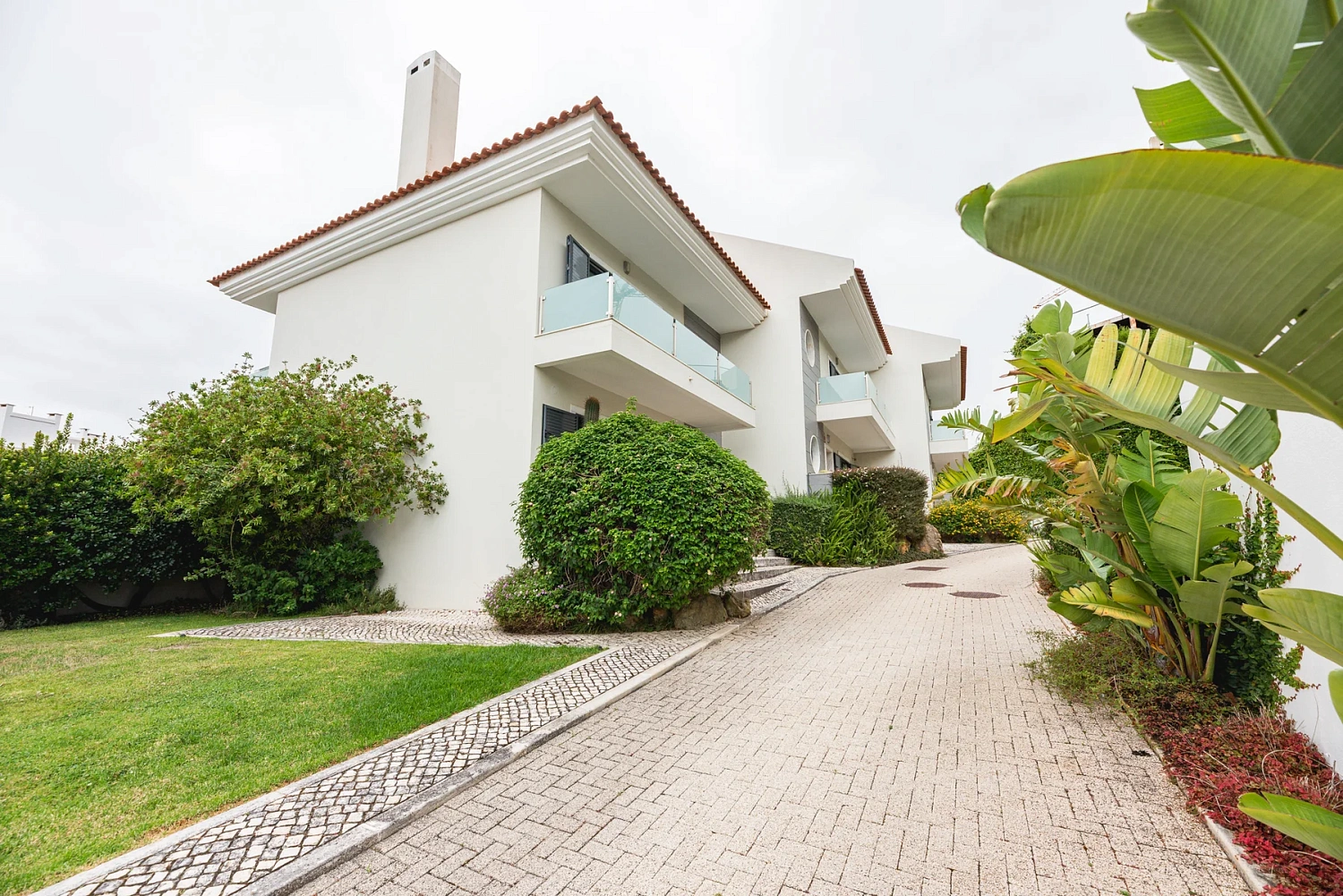 Жилой комплекс Moradia T3 Renovada em Condomínio com Piscina – Monte Estoril