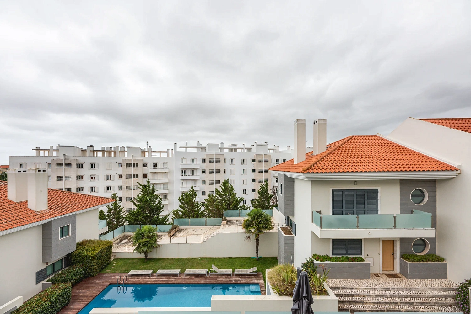 Жилой комплекс Moradia T3 Renovada em Condomínio com Piscina – Monte Estoril